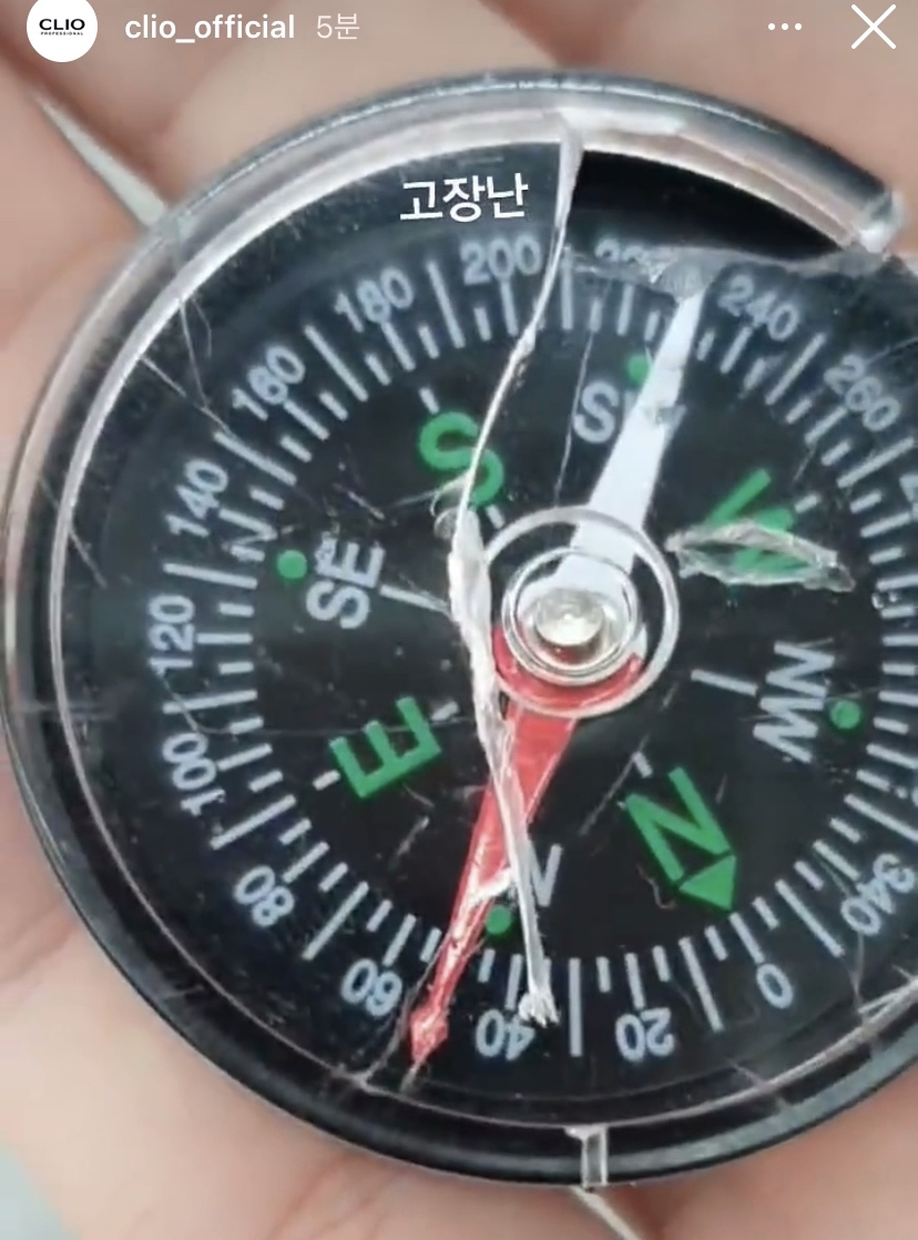 i've seen rumors on korean sites for a few weeks that skz is modeling for the makeup brand clio...

and they just posted this video of a compass

on insta story, they also included the text "broken" above it at the end (broken compass)

still just a rumor but 🤔