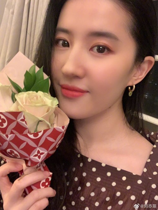 Yifei's Sina ม.ค.-เม.ย. 2564 EtDrBnnUUAMCsjP?format=jpg&name=small