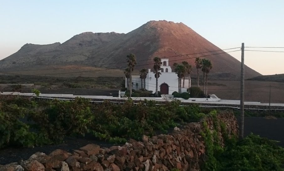  As the first Canary Island to be invaded all the way back in 1402, you could do a thread on just Lanzarote’s colonial churches. But for its symbiosis with the volcanic landscape, the 1950s church of the hamlet of Ye, with Corona volcano in the background, wins out.