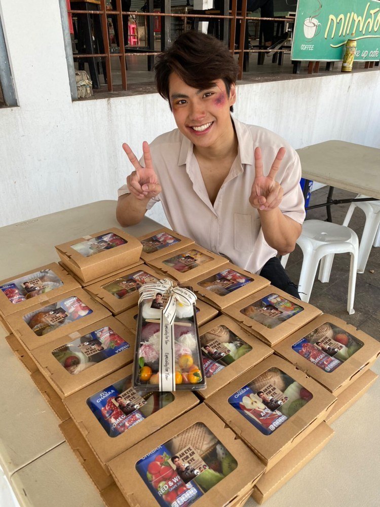 OhmPawatPH_'s tweet photo. He got it! Thank you so much @OhmpiengJapanFB &amp; ohmpawathk for collab 🥺

Thank you to @Ohmpawat_Family for helping and sending us the photos😭

WE HOPE HE ENJOYED THE FOOD! 😭😭😭 https://t.co/IY1BEh34fb