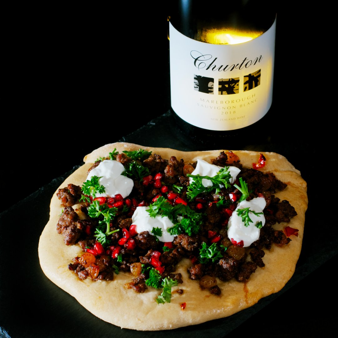 delipair's tweet photo. #Spiced #Lamb #Flatbread (#Lahmacun) served for #Sundaybrunch with a glass of #sauvignonblanc #nzwine, recommended by #Delipairapp. The combination of herbs, pomegranate, peppery and zesty #wine is so simple, but utterly #delicious! Tried and tasted!

#foodwine #winefood #weekend https://t.co/mtgNuaoect