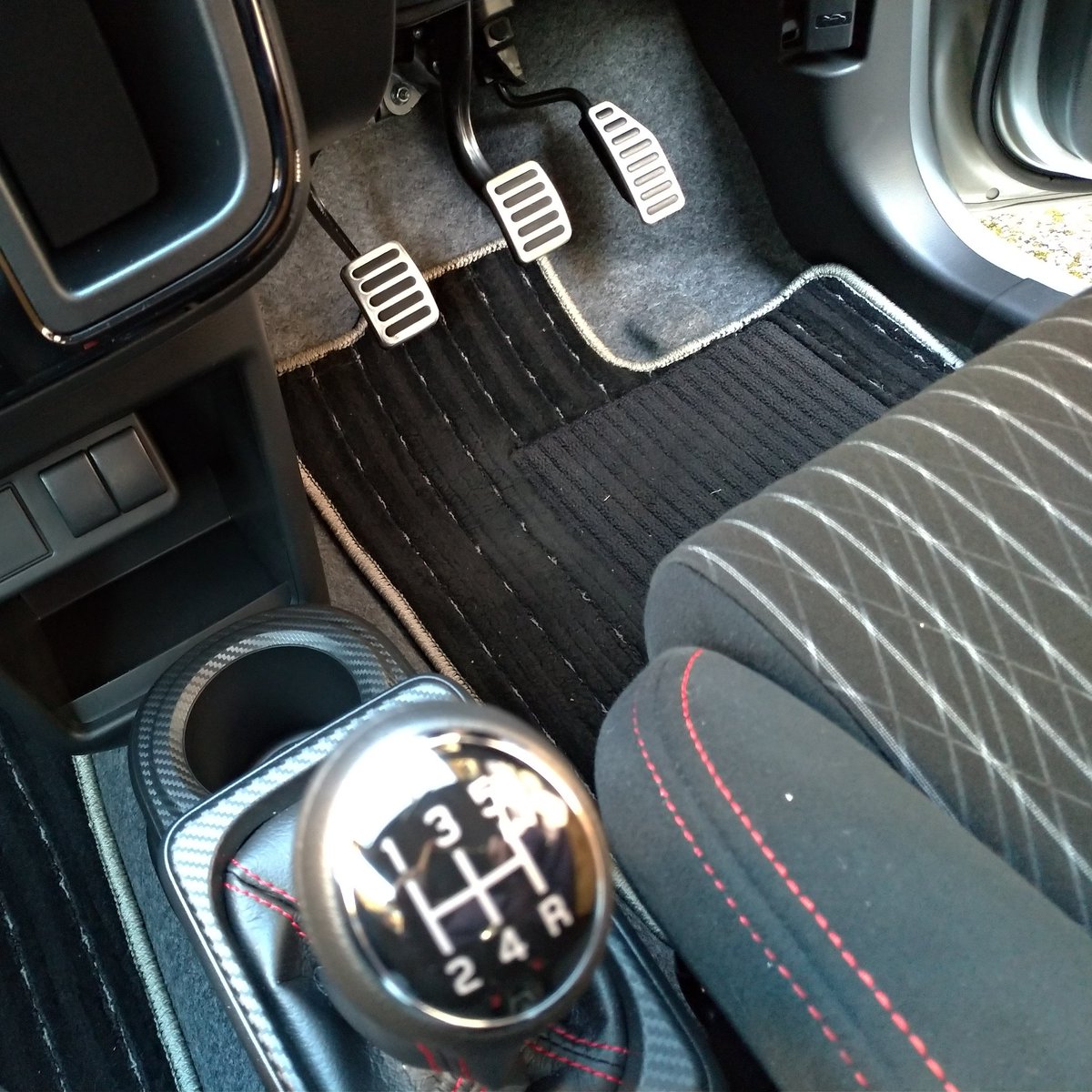 wara2net's tweet photo. アルトワークスでした
楽しくて無駄に高速走ってきた
#自動車 #車検 #代車 #スズキ #MT車 #マニュアルミッション https://t.co/RFshQrto7C
