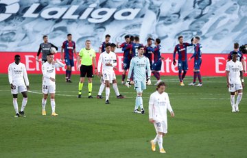 لاعبو ريال مدريد غاضبون بعد الخسارة من ليفانتي والابتعاد عن صراع الليغا، هل يستطيعون إنقاذ موسمهم بالحصول على دوري الأبطال؟

لا (ريتويت) 🔁

نعم (لايك) ❤️