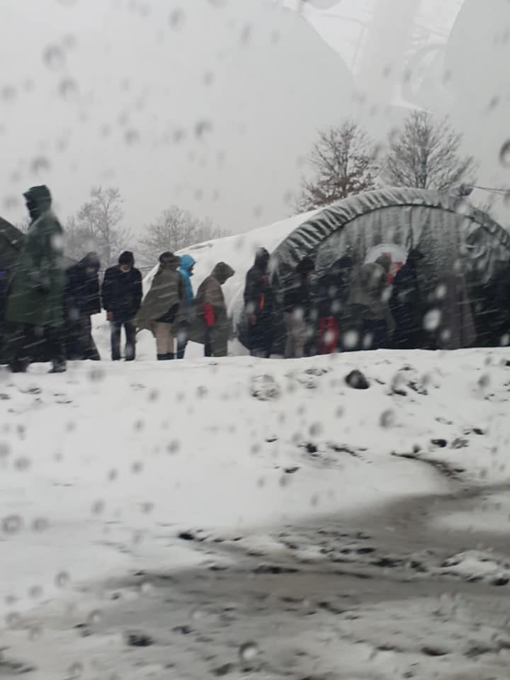 Quel che stiamo vedendo al campo di Lipa, in Bosnia, non è accettabile. Da nessun punto di vista. Grazie agli operatori umanitari che son qua sempre e che organizzano concretamente giorno dopo giorno la solidarietà. 
#rottabalcanica