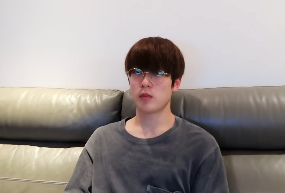 colourmeingold's tweet photo. ## sharing netflix
jaehyun x oc au

perkara beli netflix di twitter... ternyata... https://t.co/F1ZZDQsWma