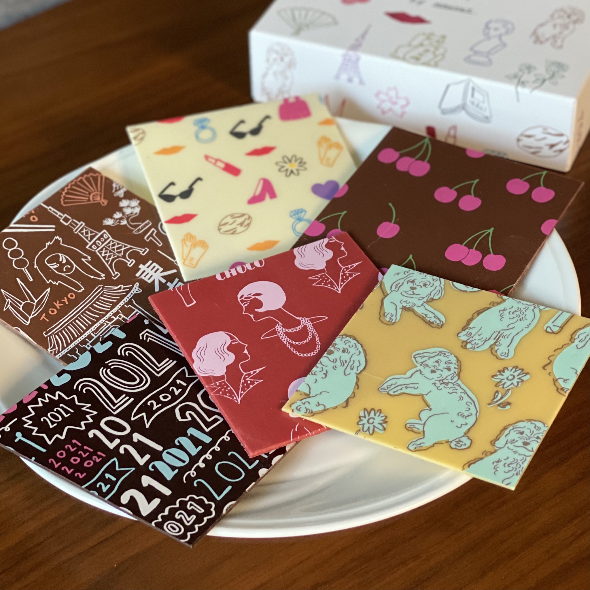 スイーツ芸人 スイーツなかの この時期になると毎年オススメしてるのが パレスホテル東京の Chiyo Choco 絵柄のついた薄いチョコが 一枚一枚 冊子に入ったおしゃれすぎるパッケージ バレンタイン限らず 手土産でよく使うけど 渡すと100 喜ばれる
