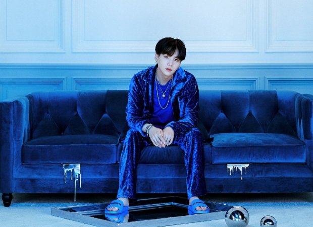 BTSPressData's tweet photo. “In a 23s clip, #Suga is recording a demo version of [Telepathy] as you see instruments like piano &amp; guitar in the background. The track tells the story of BTS &amp; ARMY, how they're the happiest whenever they meet ARMY. The lyrics reflect the emotions.”

#BTS_Telepathy #SUGAs_Notes https://t.co/FsogTRP5Yn
