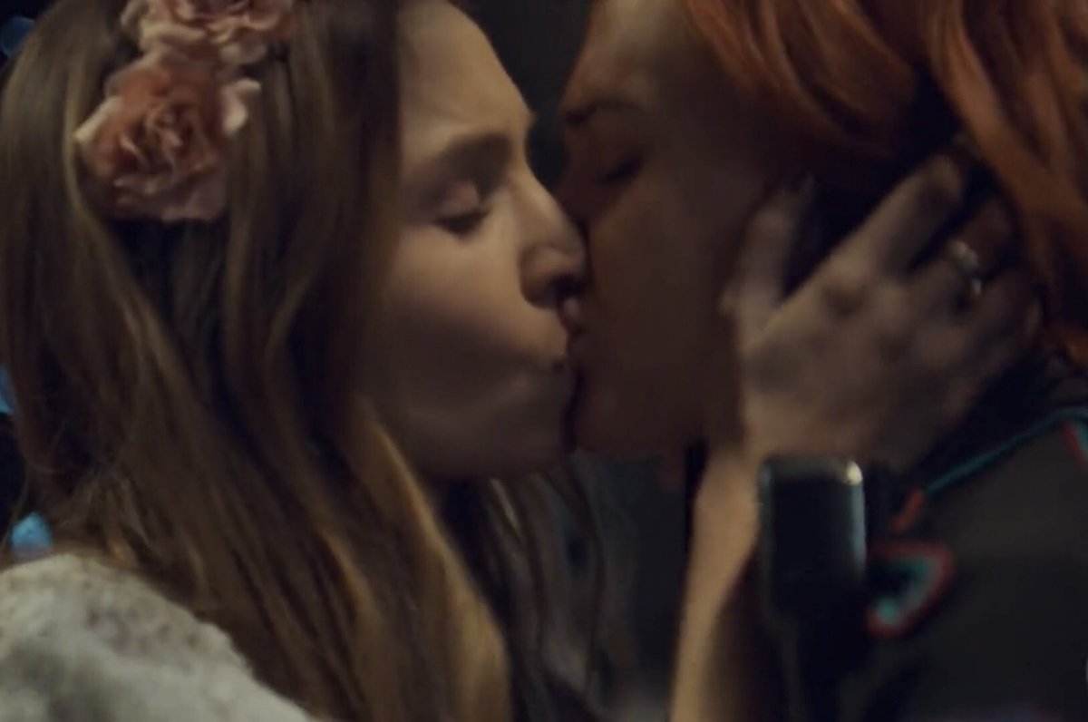 EreseKim's tweet photo. While waiting till 5am for the @galaxyconlive better watch #WynonnaEarp #WayHaught
“where u go, i go...”
So @SYFY @nbc Season 5 You Promised.. #FiveForWynonna #FightForWynonna #E4L #PinoyEarper 🇵🇭❤️ #AsianEarper https://t.co/Qb1znsJGoO