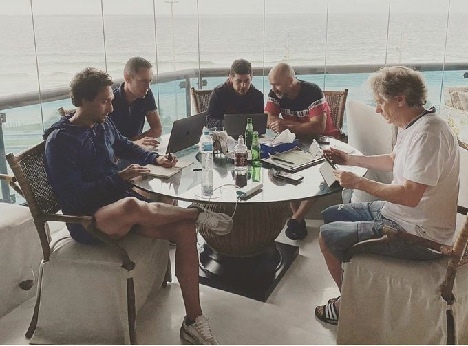Apmax2011's tweet photo. Jorge Jesus técnico do Benfica, já está em casa já, tem tido febre em alguns momento e um pouco de falta de ar. 
O Mister ainda está com dificuldade para falar, mas o importante é que está sendo bem atendido e se recuperando.   
#ForcaMister https://t.co/JIvUzgsezH
