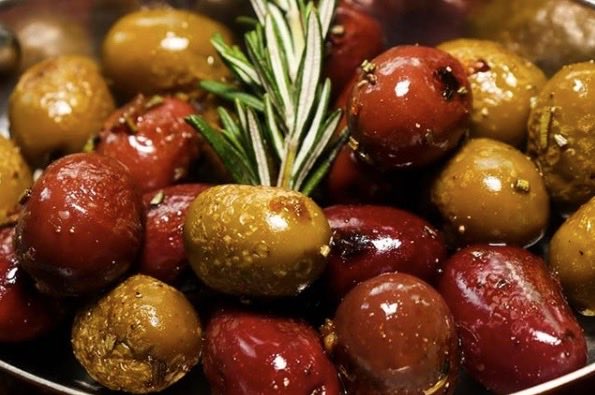 Disfruta de unas aceitunas salteadas al romero acompañadas de rocas de parmesano refugiando en la terraza de Trattoria Giacovanni.
Están listos para recibirte de 1:00 pm a 6:00 pm, contáctalos al 55 52906140.
#mesasegura #reactivarsinarriesgar #sirviendoaméxico #queremoscomer https://t.co/4xJ5cChCpV