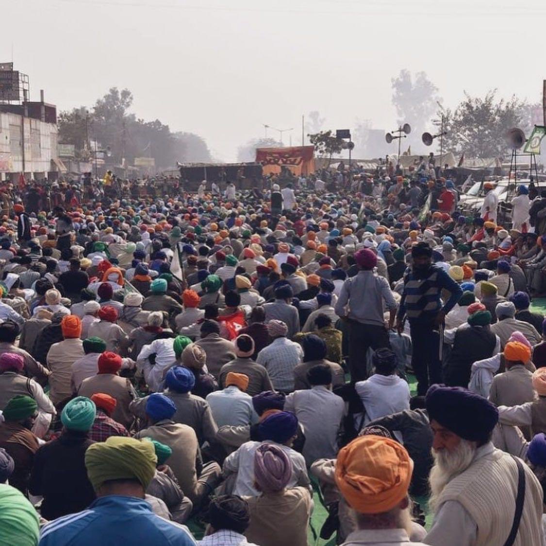 1- Dear followers: The largest protest in history is taking place right now in India. Since Nov 2020, protesters across states, religions, industries, communities and genders have been peacefully protesting in/around Delhi (the capital) against controversial farming bills.