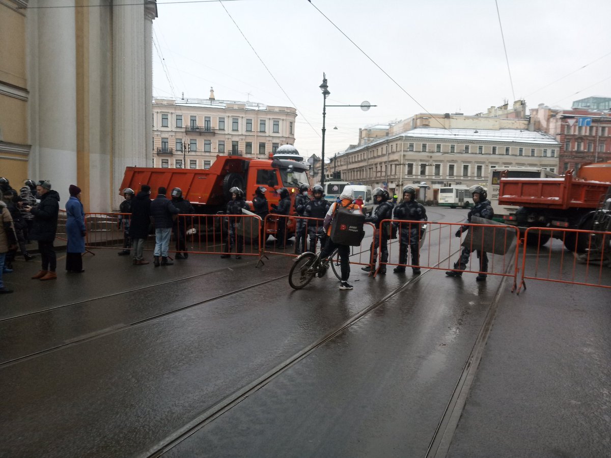 Невский до сих пор перекрыт
