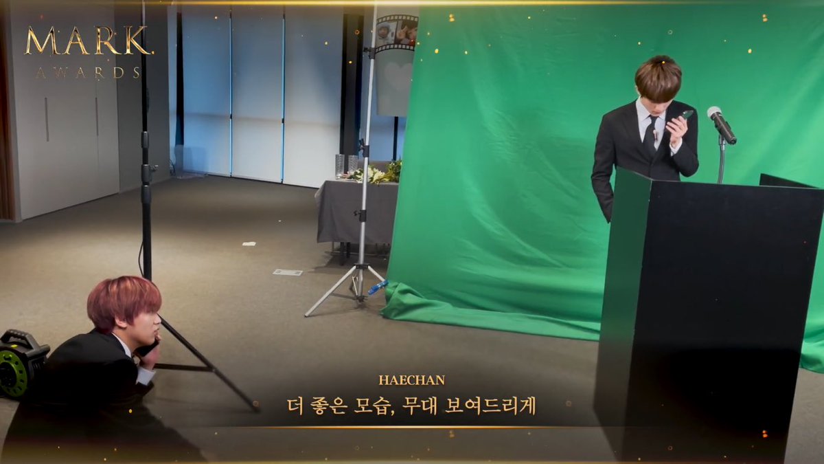 เด็กแสบ55555 มาร์คโทรไปหาจะมอบรางวัลให้ พอรับสายเสร็จมาร์คก็อธิบายพูดๆๆๆ น้องบอก อ่อ คับ ไม่ซื้อครับ55555555555555555555555 แล้วอยู่ใกล้กันแค่นี้พี่เขาไม่เข้ามาล็อคคอก็ดีเท่าไหร่แล้ว