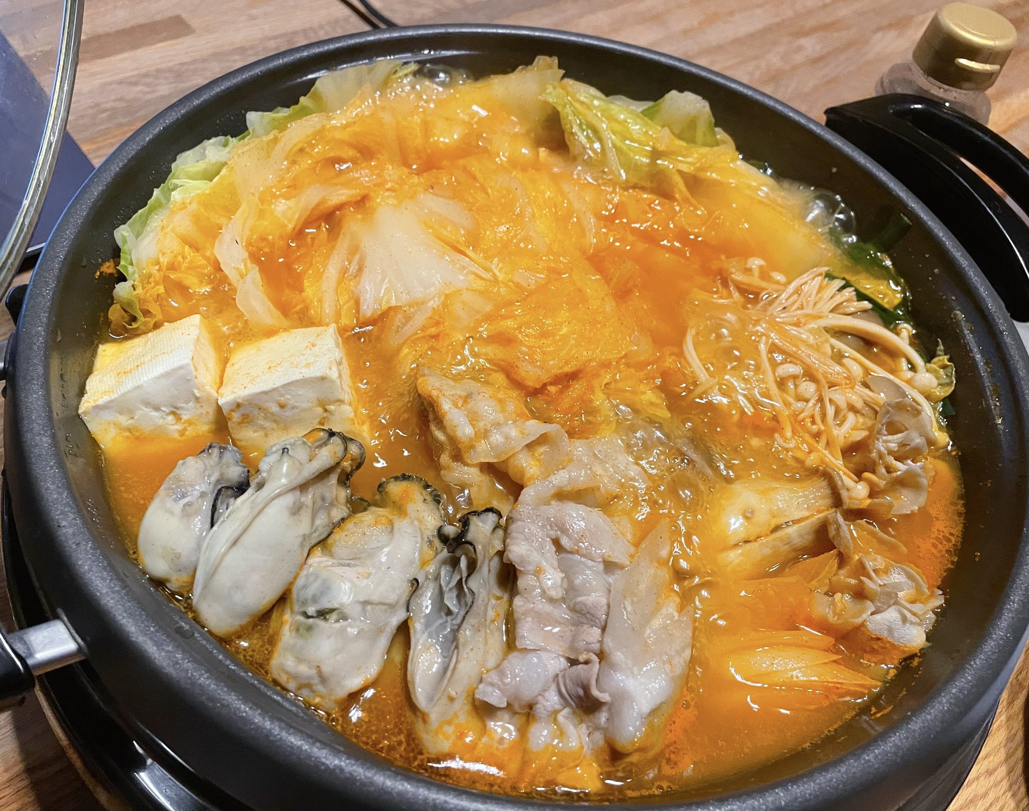 おりえ モランボンのキムチ鍋 美味しいわ もうすっかりモランボンのファンです キムチ鍋は牡蠣 を入れると美味しいとの言いつけを守った 最後に胡麻油をたら とひと回し 白菜を飲むように食べれるから鍋って大好き T Co 2mdvovdu0x