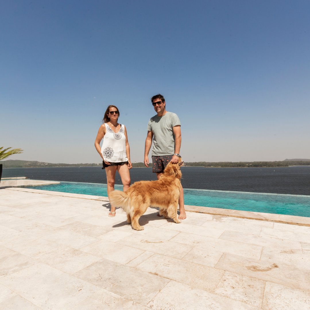 edificor's tweet photo. A raíz de la pandemia por la que atravesamos, Paula, Guille y sus hijos no tuvieron la oportunidad de habitar esta casa por varios meses.💔 

Este verano, la familia se tomó revancha y se instalaron en su refugio para compartir buenos momentos.🙌

#JardinesconVidayObra https://t.co/PbVpNywQHd