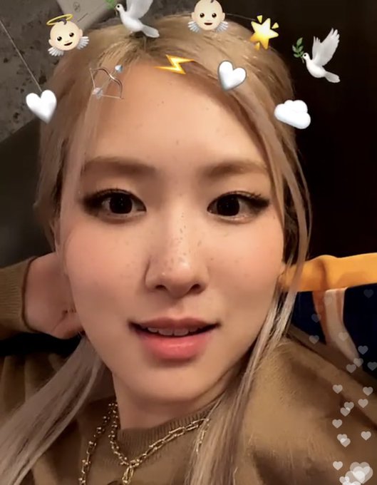 📡 "Mesmo que pareça que [o solo] esteja demorando muito para sair, eu preciso que vocês esperem mais um pouquinho porque está muito perto"
 - ROSÉ

cr. xblackpnk
<a href="/BLACKPINK/">BLACKPINKOFFICIAL</a>