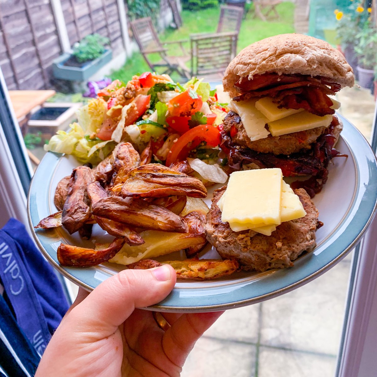 SlimmingWorld's tweet photo. Looking for #Recipe inspiration π? Our latest post on #TheSlimmingWorldBlog takes a closer look at our #SWMenu 7-day eating plan, including this mouth-watering burger from Ruth (thebarrettskitchen on Instagram) β click here to find out more π: https://t.co/vbKEdZ21im https://t.co/3EfkyU9kpY