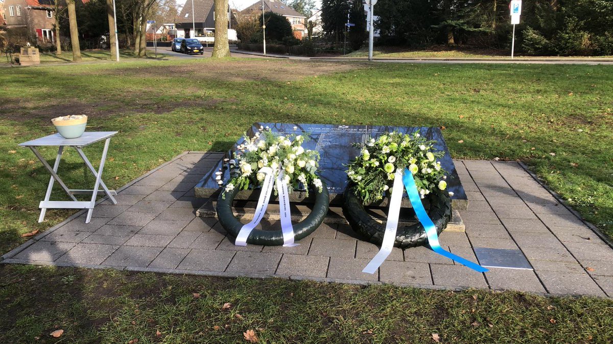 joodsede's tweet photo. Vandaag zijn bij het Joods monument in Ede kransen gelegd door burgemeester Verhulst en Stichting Joods Monument Ede om de Joodse slachtoffers te herdenken die uit Ede zijn gedeporteerd. U kunt een steentje leggen op het monument. https://t.co/Z4pWOIABWl