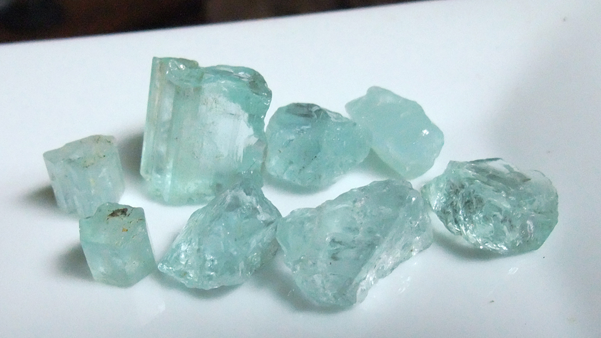 "อความารีน อัญมณีแห่งนางเงือก"
ตำนานและความเชื่อเกี่ยวกับอความารีน นักเดินเรือในสมัยโบราณเชื่อว่าอความารีนเป็นของนำโชคที่นางเงือกรังสรรค์ขึ้นจากนํ้าตาของพวกนาง ดังนั้นพวกเขาจึงมักจะนำอความารีนติดตัวไปด้วยเสมอเวลาออกทะเล เพราะพวกเขาเชื่อว่ามันจะช่วยให้เดินทางปลอดภัย...