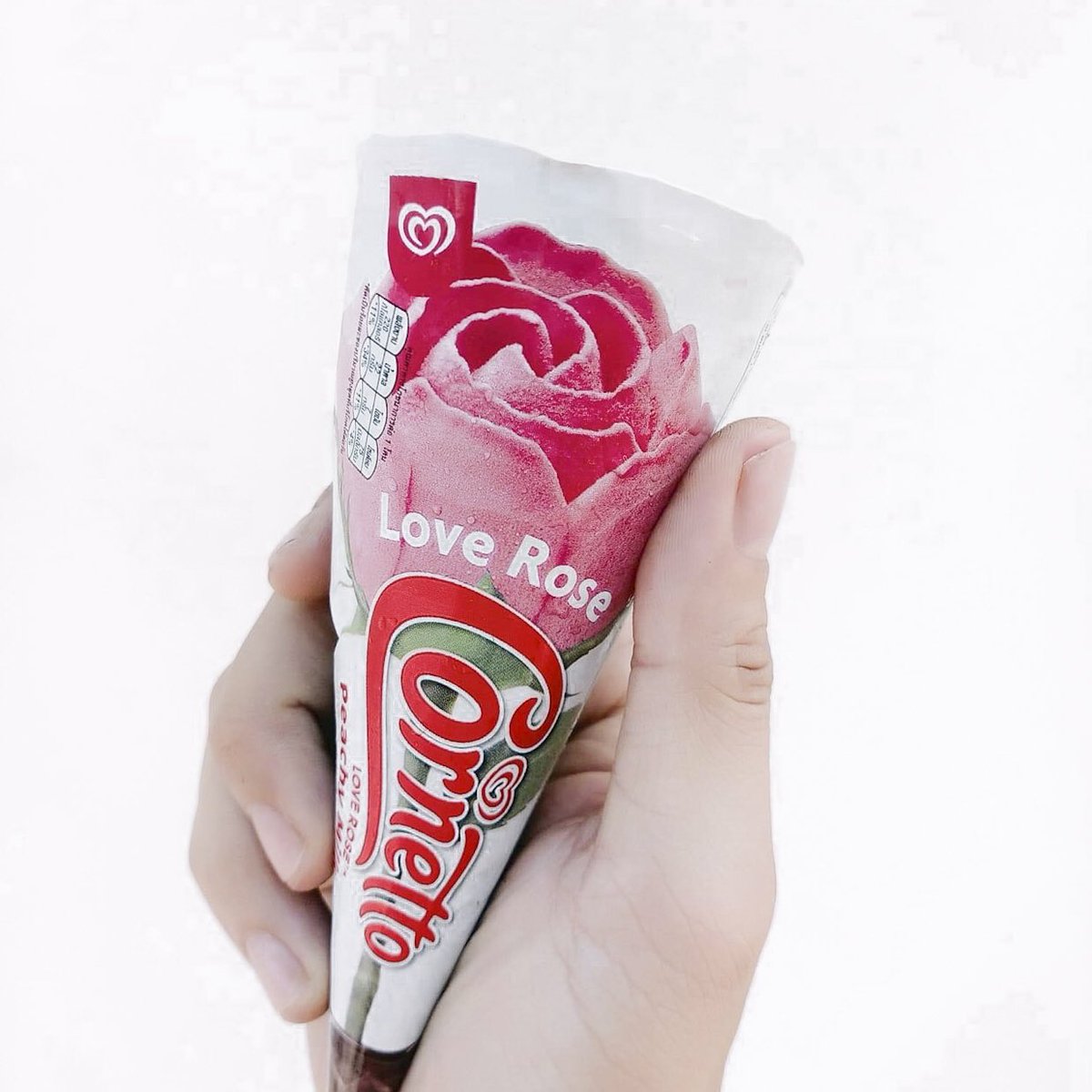 jubejann's tweet image. การตลาดเล่นเราแล้วว ไม่กินก็คือเอาท์!! Wall’s Cornetto Love Rose เจ้าน้อนเป็นกระแสอยู่ตอนนี้ แกะห่อมาคือกลิ่นพีชตีจมูกก่อนเลย หอมมากก น้องเป็นดอกกุหลาบตะมุตะมิ สอดไส้ช็อกโกแลตเต็มโคน กัดไปคือฟินนน #โคนที่ใช่ ใช่จริงๆ อร่อยมากกกกกกก