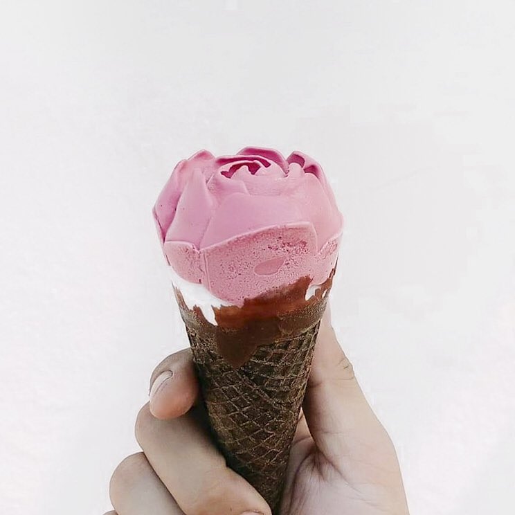 jubejann's tweet image. การตลาดเล่นเราแล้วว ไม่กินก็คือเอาท์!! Wall’s Cornetto Love Rose เจ้าน้อนเป็นกระแสอยู่ตอนนี้ แกะห่อมาคือกลิ่นพีชตีจมูกก่อนเลย หอมมากก น้องเป็นดอกกุหลาบตะมุตะมิ สอดไส้ช็อกโกแลตเต็มโคน กัดไปคือฟินนน #โคนที่ใช่ ใช่จริงๆ อร่อยมากกกกกกก