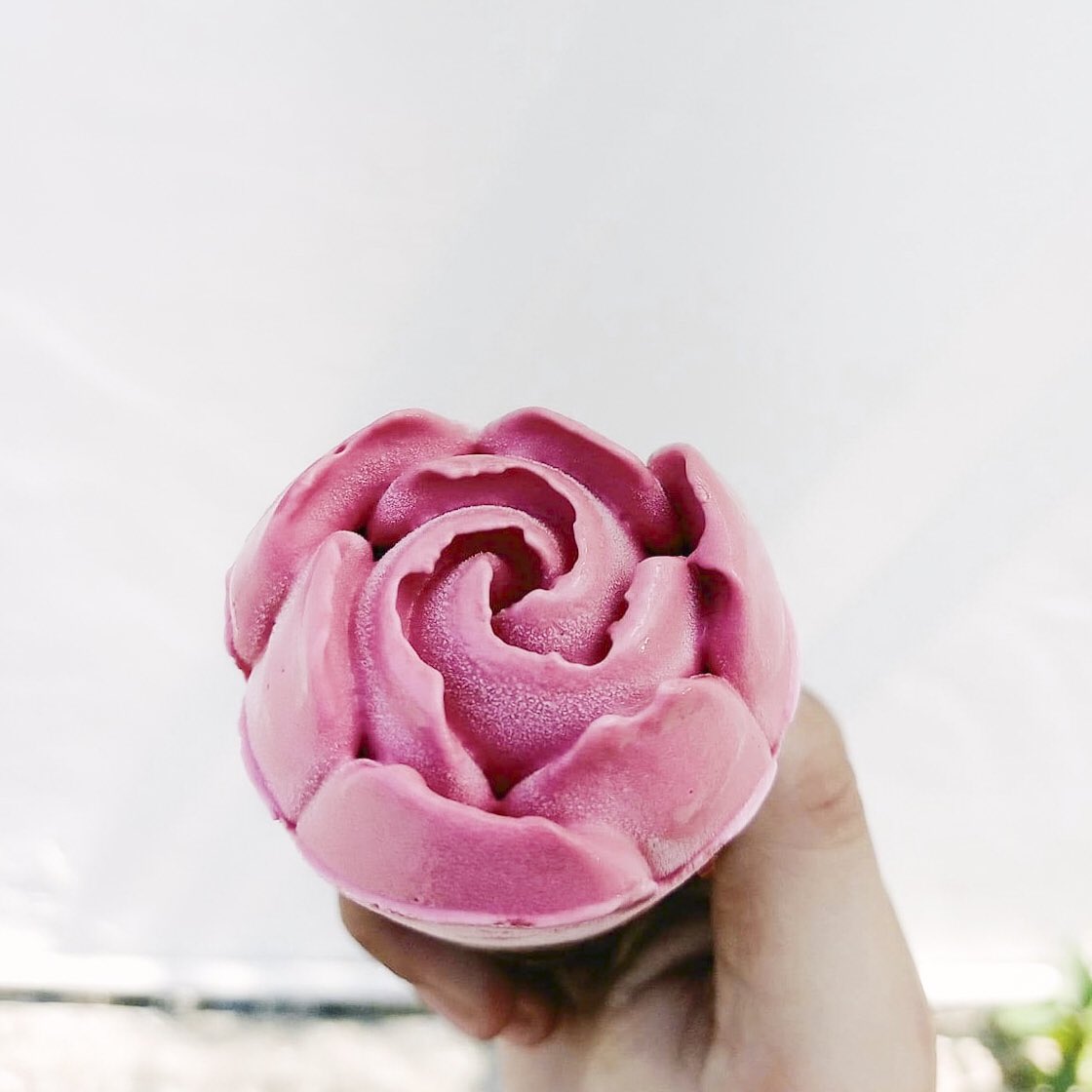 jubejann's tweet image. การตลาดเล่นเราแล้วว ไม่กินก็คือเอาท์!! Wall’s Cornetto Love Rose เจ้าน้อนเป็นกระแสอยู่ตอนนี้ แกะห่อมาคือกลิ่นพีชตีจมูกก่อนเลย หอมมากก น้องเป็นดอกกุหลาบตะมุตะมิ สอดไส้ช็อกโกแลตเต็มโคน กัดไปคือฟินนน #โคนที่ใช่ ใช่จริงๆ อร่อยมากกกกกกก