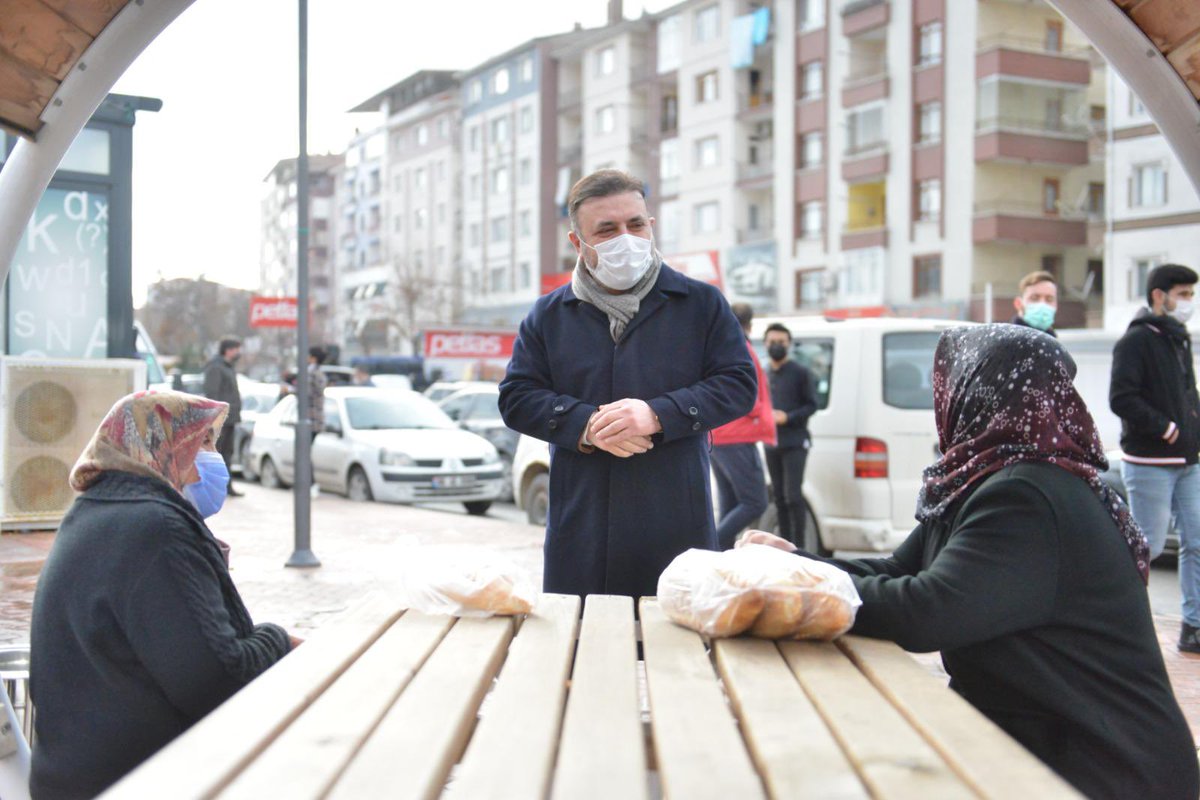 MuratErcan0606's tweet photo. Bugün şehrimizin görünmez kahramanlarıyla, pandemi şartlarında emek vermeye devam eden esnaflarımız, belediye çalışanlarımız ve dolmuş şoförlerimizle beraberdik. Sorunlarını ve isteklerini dinledik. 
#SincanBelediyesi #Sincan #Ankara https://t.co/pILFx4X4r3