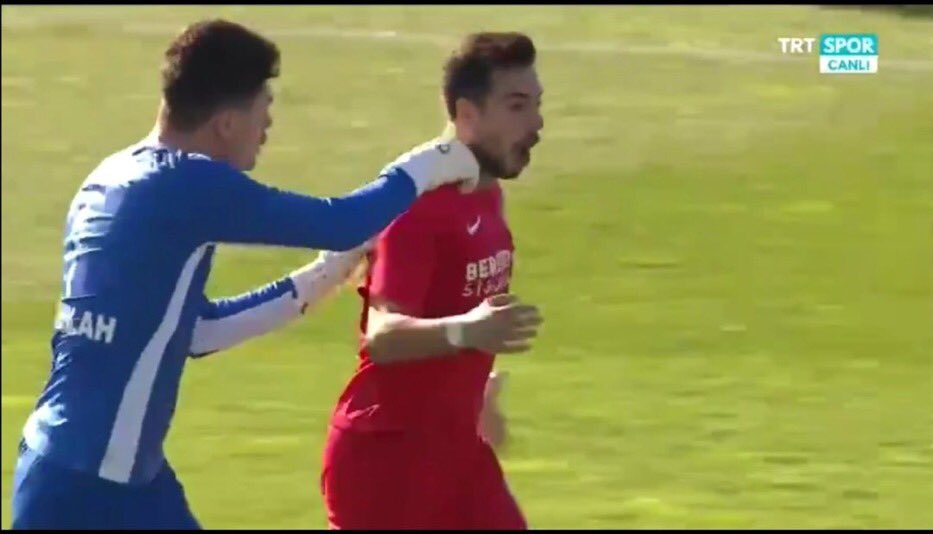 433samsun1's tweet photo. 23 yaşındaki Nurullah 27 yaşındaki Okan'a karakter dersi veriyor. #Samsunspor #OkanDerici #ramazankeles #kural https://t.co/EfAmupXglX