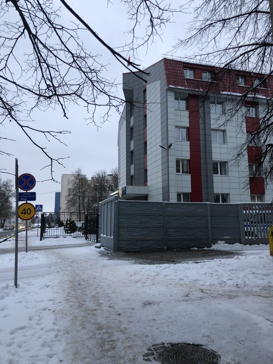 Ich bin vor wenigen Minuten hier aus der Polizeistation freigekommen. Ich war unterwegs um mit einer Bekannten Kaffee zu trinken, als an einer Ampel ein Minibus anhielt. Männer in Masken zogen uns in den Minibus ohne Erklärung. Meine Bekannte und ihr Mann hält man weiter fest.