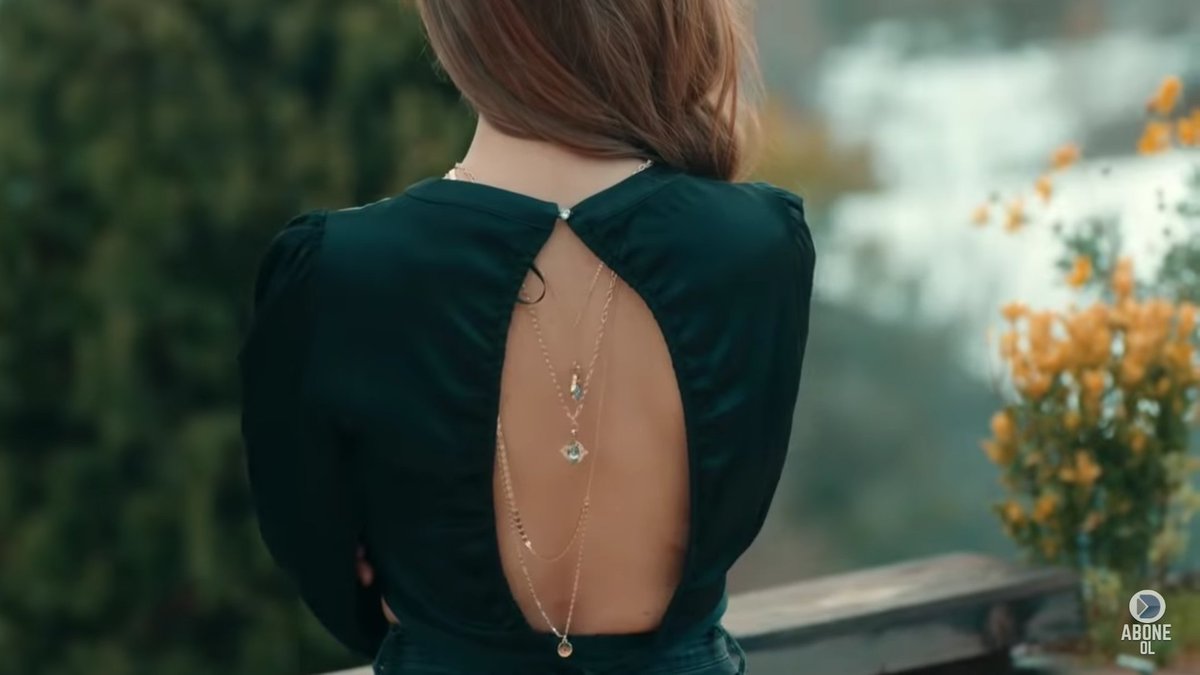 DaEfsun's tweet photo. (164)
Gelelim ertesi güne. Efsun'un öyle bir duruşu var ki. Asil... Yönetecek gibi bakıyor etrafına. Arkadan da onun gibi duran bir Sultan Koçovalı var. İkisi de dimdik duruyor. Tek fark iki farklı karakter... Efsun Çukur'da şık bir şekilde Efsun Kent olarak duruyor
#EfYam
#Çukur https://t.co/w0WrJVl9Kj