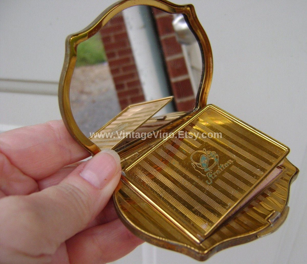 GothicGlass's tweet photo. Excited to share the latest addition to my #etsy shop: #Vintage #Stratton #PowderCompact #Compact #50s #PowderCase #Valentines #Accessories #Cosmetics https://t.co/2feh1MisTx https://t.co/KVPw3NX6EU