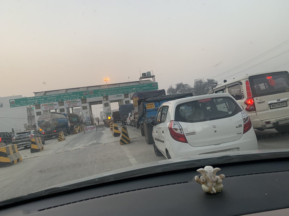 RJUmang's tweet image. #FASTag is taking #slowmotionchallenge. #cash is faster 🙄
#REALITY .. #India