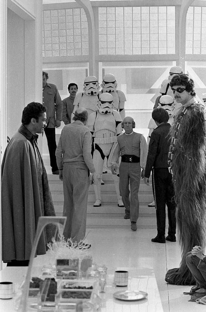 Billy Dee Williams and Peter Mayhew on the set of The Empire Strikes Back (1979) https://t.co/ttcvK6yqvM https://t.co/nQXA9H4KQ6