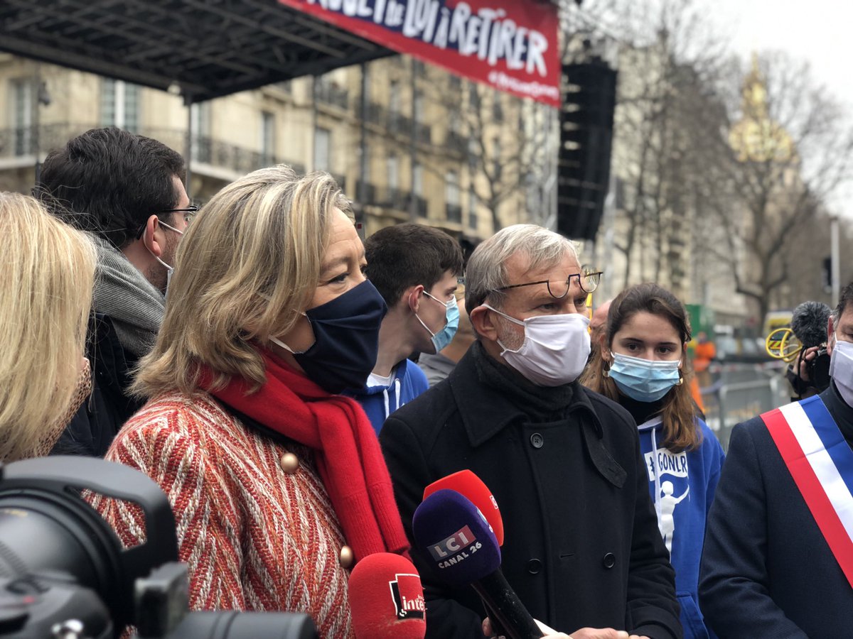 cpdh_eu's tweet image. Nous sommes là avec les @poissonsroses @LaManifPourTous @JuristePLE pour dire NON à la manipulation de l’humain ! #humanitéendanger