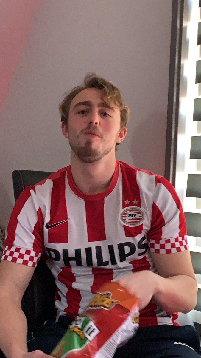 BrianBruggenka1's tweet photo. 3-0, Reinder aan het janken #FeyPsv #Hoppaaa https://t.co/BStDZiCMzb