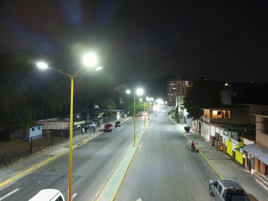 AleMarvez10's tweet photo. El gobernador de Carabobo, @rafaellacava10, y el alcalde de Valencia, @alemarvez10, activaron la iluminación desde la av Rojas Queipo hasta el dist Las Chimeneas se instalaron más de 140 lámparas LED, además de ocho reflectores de 100 y 400kv, y tres mil metros de arvidal. https://t.co/SNXiAOKKZB
