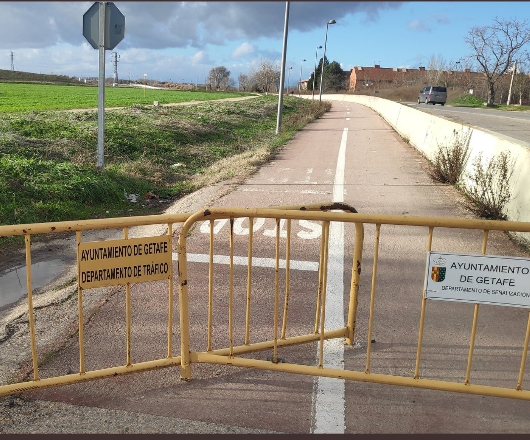 Surrealismo en el <a href="/aytogetafe/">Ayuntamiento Getafe</a>
Prohíben a los ciclistas usar el carril bici, les "expulsan" a la calzada con coches a más de 60km/h y los enfrentan con los peatones
<a href="/sara_heba/">Sara Hernández</a> está poniendo
en grave riesgo a la vida de las personas.
<a href="/RedCiudadesBici/">RedBici 🚲</a> 
<a href="/PsoeGetafe/">PSOE Getafe/♥️</a> 
<a href="/PodemosGetafe/">Podemos Getafe</a>