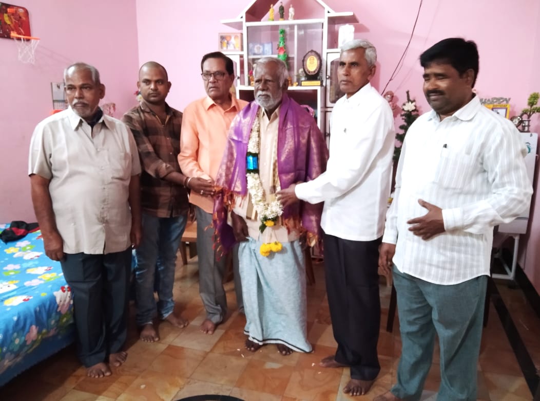 VISALAANDHRA_PH's tweet photo. అనంతపురం జిల్లా రచయిత ప్రముఖ ఆష్టావదాని డా.ఆశవాది ప్రకాశ రావు గారికి పద్మశ్రీ అవార్డు రావడం అభినందనీయం.వీరిని విశాలాంధ్ర సంస్థ సిబ్బంది మరియు జర్నలిస్టుల యూనియన్ వారు సంయుక్తంగా సత్కరించడం జరిగింది.ఈ కార్యక్రమంలో విశాలాంధ్ర మేనేజర్ చెట్ల.ఈరన్న, ప్రవీణ్, శ్రీను.హరీష్, పాల్గొన్నారు https://t.co/VRix8O7nWK
