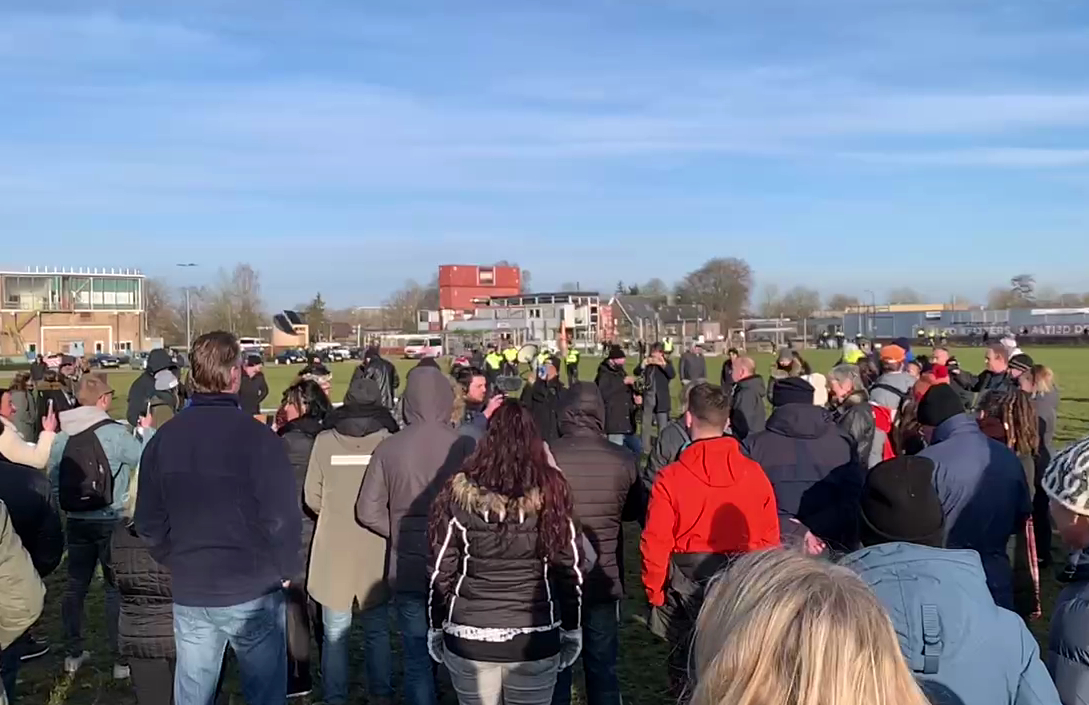 Actievoerders en veel politie in Apeldoorn , noodbevel afgekondigd..