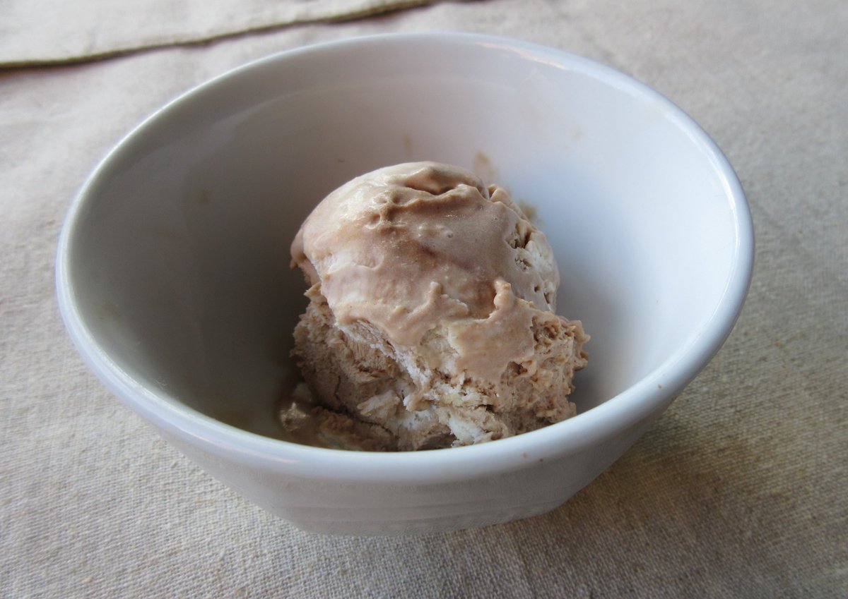 Chocolate Mousse is the latest recipe post on my food history blog - it's from the 1929 Electric Refrigerator Recipes and Menus, promoting the newfangled General Electric refrigerator

This post also features a rant about resized baker's chocolate squares!
juliabaird.com/cloud9cookery/…