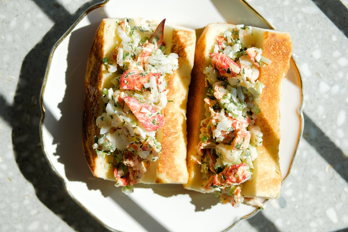 Our Lobster Rolls have been a fan-favorite all year, so we HAD to include them in our starting lineup for our Buper Sowl Package. We're giving you a whole pound of lobster salad and 8 slider buns this time around so everyone can get in on the action. travailkitchen.com/familymeal38