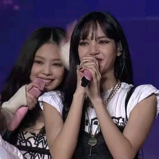 #Lisa crushes it in various performances at #BLACKPINK's lit show, including a cover of #Dojacat's #SaySo adding her own new rap lyrics, as she gets ready to release #LS1, which is composed, penned, choreographed &amp; rapped by her amazing self!👊👩‍🎤🔥✨🌟👑💖
facebook.com/worldmusicawar…