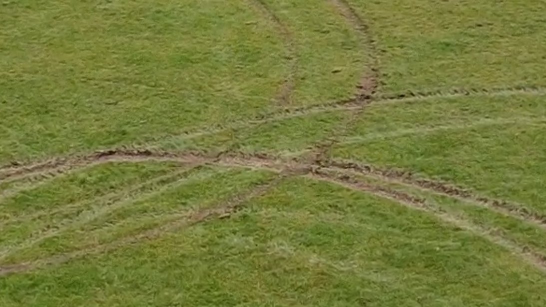 @HarlowCouncil @EP_Harlow Local park 
Sumners Communitie Park,
Broadley Rd, 
Harlow 
CM19 5RD
31.01.2021
Cars using park as dirt track.
#Harlow #ASBDriving