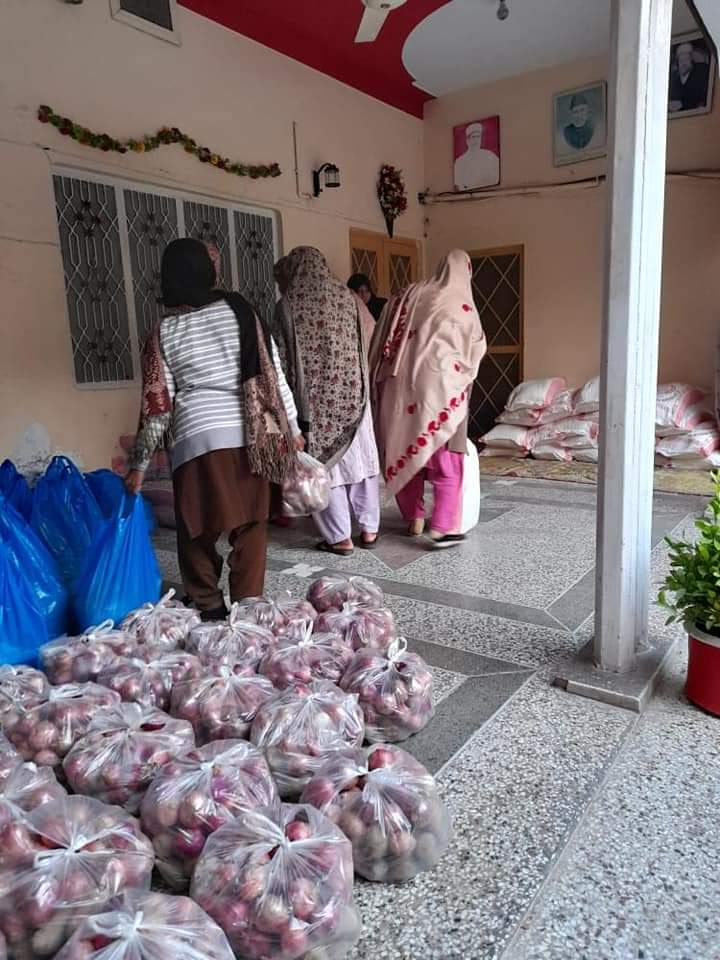 MwlNorth's tweet photo. #Food_Bank : Jhelum
WOICE team of Mwl Jehlum distributed food packages to more than 100 families . Volunteers of WOICE worked enthusiastically and served the deserving families with their tireless efforts.
#ServingHumanity https://t.co/97nWfXB9Qk