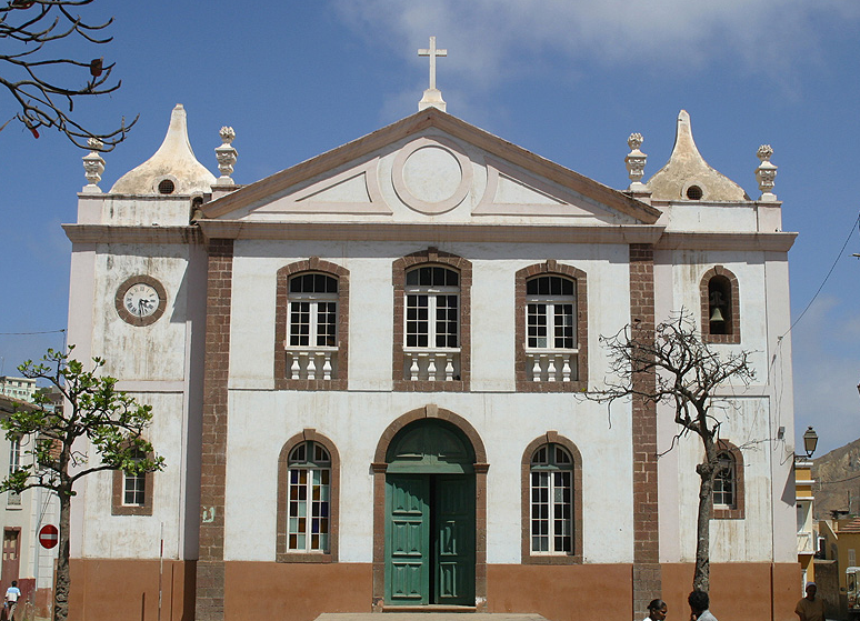  Apparently, Nossa Senhora do Rosário church in Ribeira Brava on São Nicolau is the oldest continuously used church in the island. Construction as a cathedral began in 1789. Since downgraded, its current incarnation dates from 1898, though the façade often changes colours.