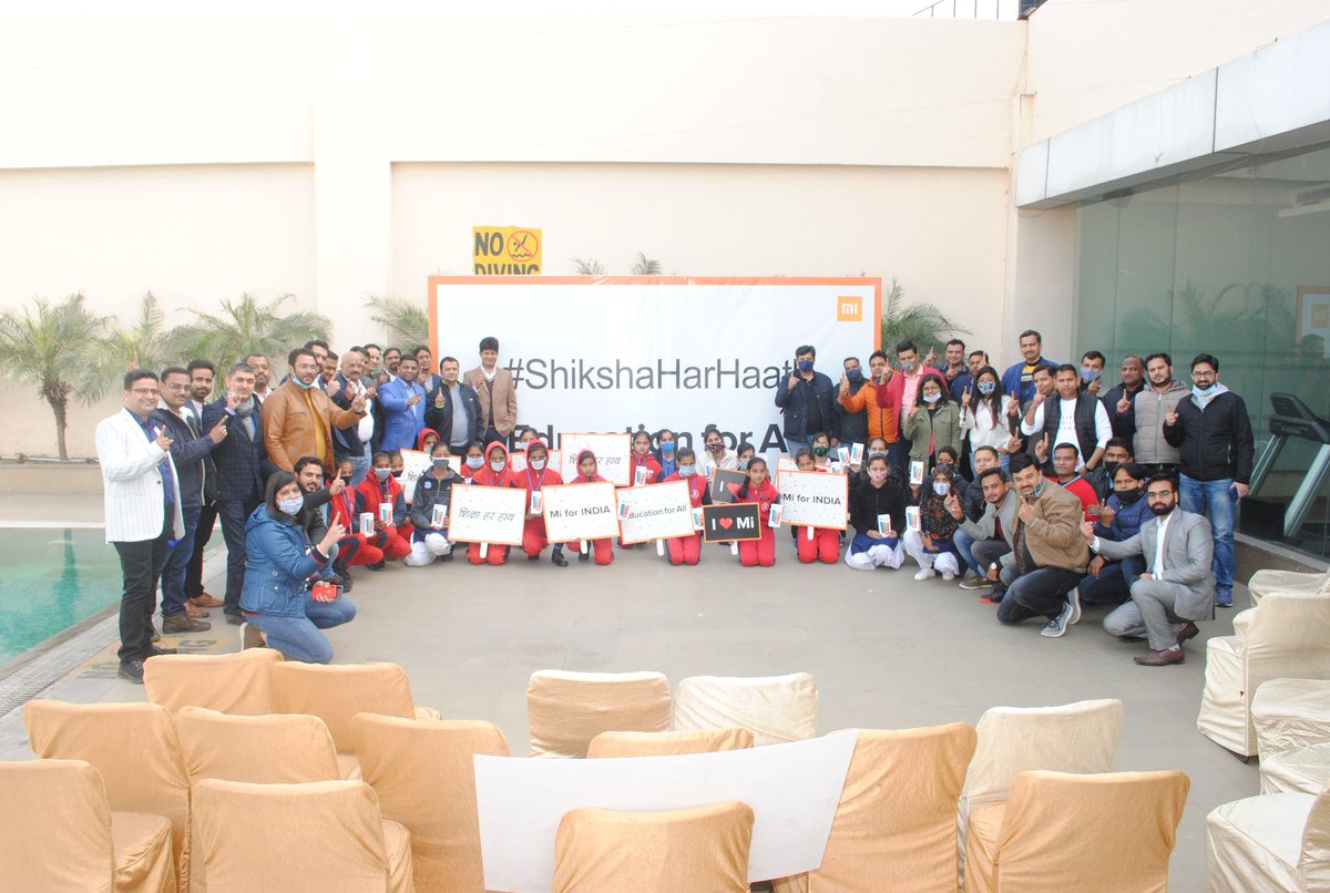 manukumarjain's tweet photo. #शिक्षा हर हाथ, #EducationForAll 📚 

Our #Meerut team helped an entire batch of bright, young girls by giving them new smartphones for #OnlineEducation. 🙏

#ShikshaHarHaat: you can also help. Donate old phone for someone's studies: 👉 https://t.co/fPrFS9w8xS

I ❤️️ #Mi #Xiaomi https://t.co/GPGgya9sB0