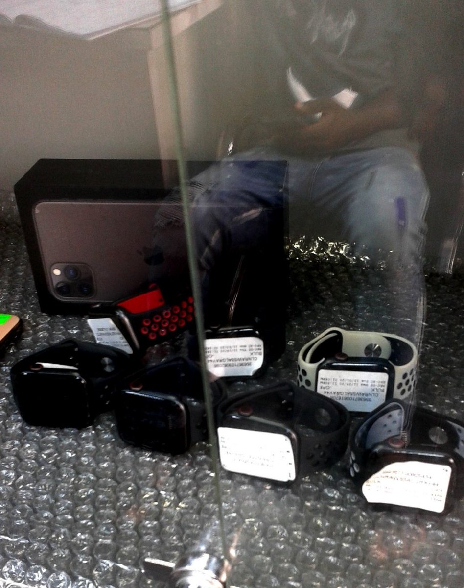 twyie_'s tweet photo. #flashsales 🔥🔥🔥 #DirectUK
Apple Watch series 5 44mm [GPS &amp; LTE]

- Price: 155k each

Pay on Delivery/Visit for pickup @ Ikeja, Lagos.
DM/Contact: 07069702569 

Update with Nengi💃❤️❤️❤️🇬🇭 https://t.co/XYrBWWDfe4