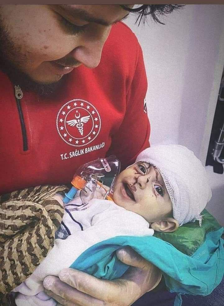 Azez’de bugünkü patlamadan yaralı kurtulan bir çocuk. Türkiye Cumhuriyet’inin kollarında...

Bu toprakların ve bu çocukların geleceğine bir kader çizemeyecekler. 

Gül bebeğim gül. Zalime inat gül!