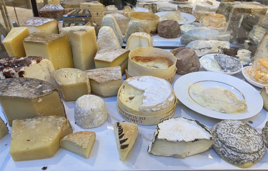 Si alguna vez os pregunto si os gusta más el queso o el chocolate y me queréis caer bien, decidme que preferís queso. Yo me quedaría a vivir en la mesa de quesos de #saddle Madrid. Si me veis gruñir, (no suele pasar), traedme queso. Tendréis mi hamor eterno.