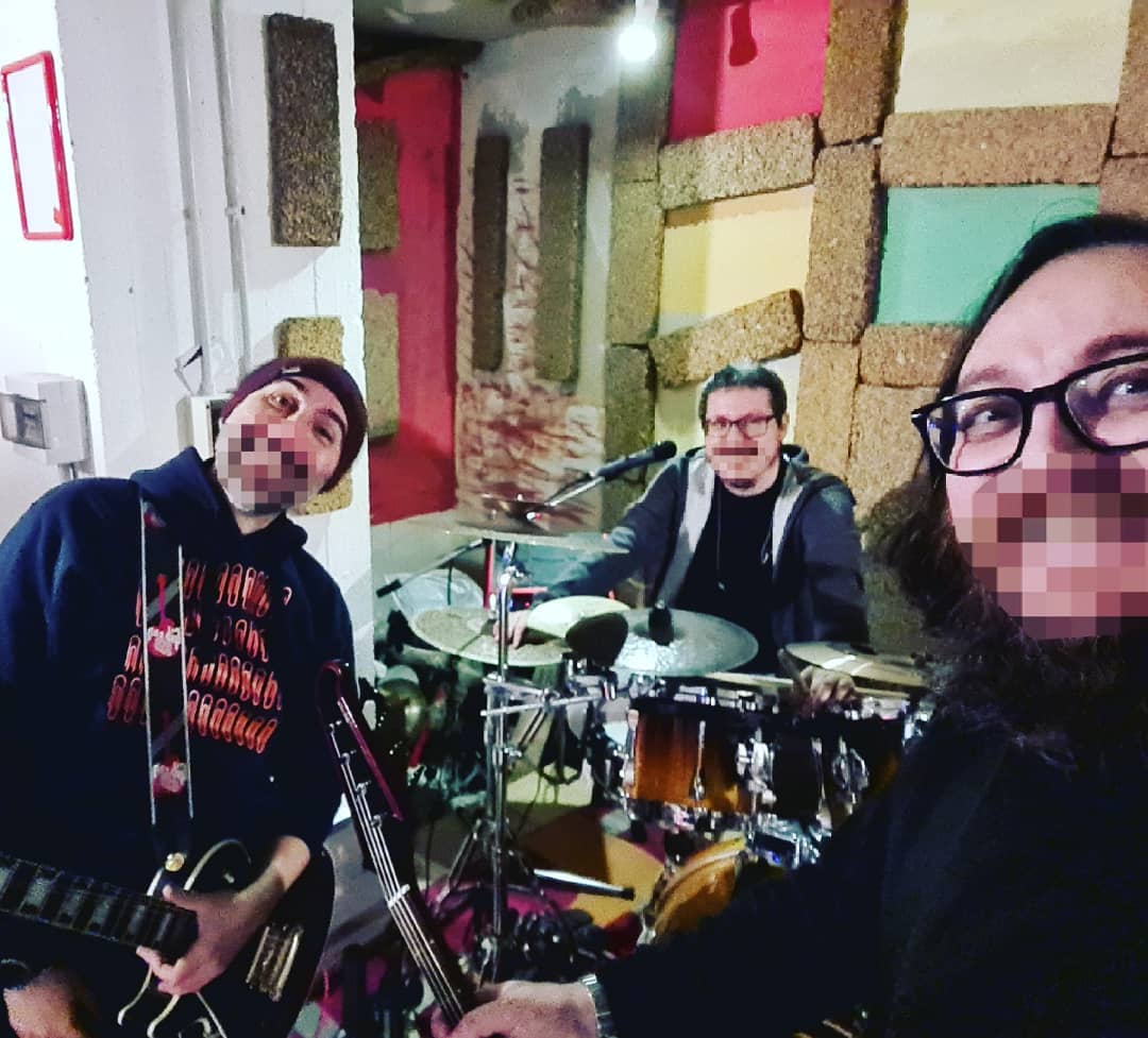 RodeoClownBand's tweet photo. Per maggiore distanziamento e sicurezza i #RodeoClown preservano anche voi a casa con censura preventiva delle loro cavità orali! #rnr #rocknroll  #rock #rodeoclownband #progressive #pizza #penguin #punkhardcore #punkrock #punkrockmusic #punk #penguins #punkrockers #progressive https://t.co/Spst5tCCtW